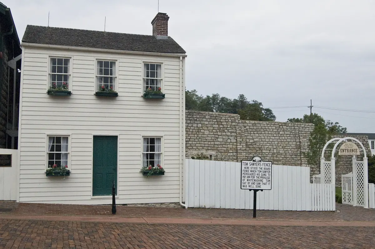 Weißes zweistöckiges Mark-Twain-Elternhaus mit Zaun in Hannibal, Missouri